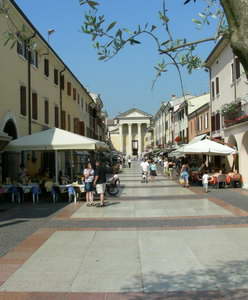 One of the many nice streets to wander in!