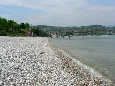 The long shingle beach at Padenghe