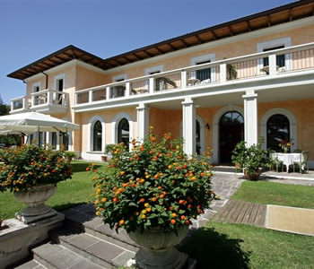 The lakeside aspect of hotel Sogno The lakeside aspect of hotel Sogno