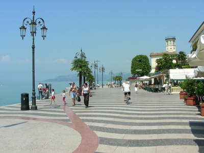 There are some really wide promenades around the lake. Plenty of room to run in a group if you wanted