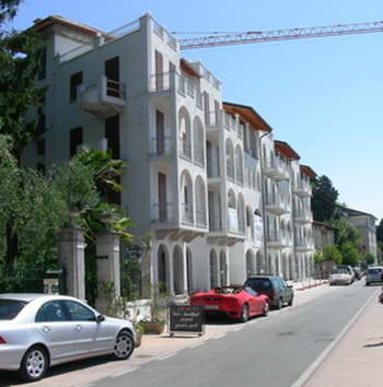 New apartments overlooking the sandy beach at Maderno