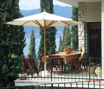 A balcony at residence Dimora Poggio Ulivo