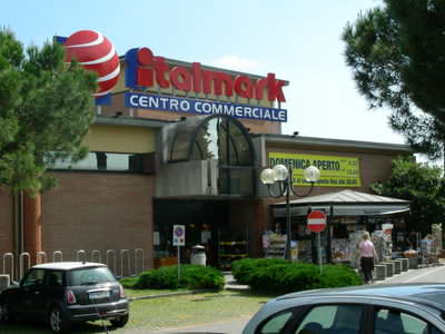 A supermarket at Moniga