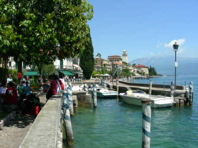 The pretty lakefront area The pretty lakefront area